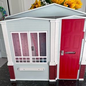 Vintage compact Barbie house